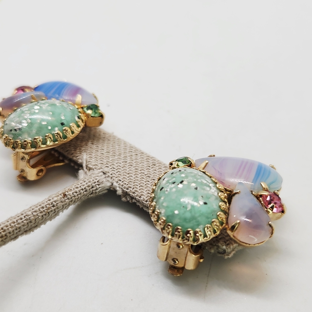 Vintage 1940s Iris & Confetti Art Glass Cabochon Clip-On Earrings Gold Tone - Picture 3 of 10